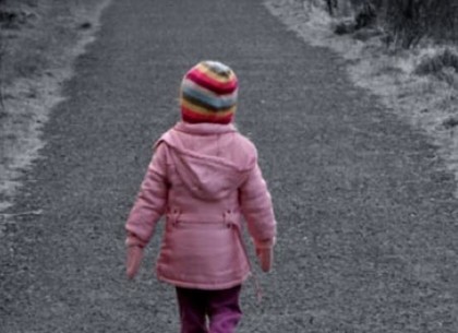 Побег из ада: маленькая девочка найдена избитой и обмороженной (ФОТО)