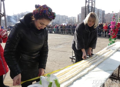 В Лозовой установили рекорд — слепили самый длинный ленивый вареник, длиной 28,5 метра (ФОТО)