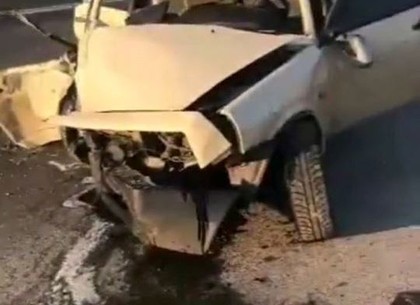 На Салтовке ВАЗ врезался в столб: водителя увезли с ушибами, дорогу мыли спасатели (ФОТО)