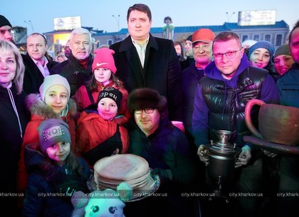 На головній площі Харькова відгуляли Масляну. Геннадій Кернес привітав харків’ян зі святом (ФОТО)
