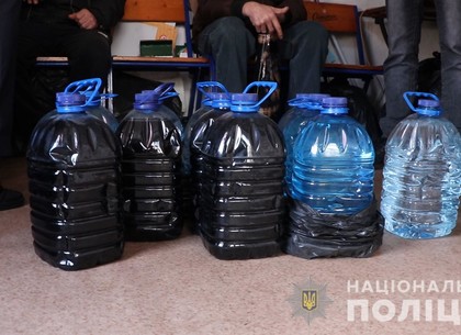 Борьба с наливайками и незаконной торговлей: копы изъяли сотни бутылок (ФОТО)