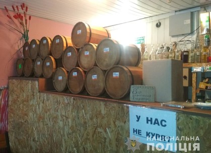 На Салтовке накрыли наливайку и магазин, торгующие алкоголем без лицензии (ФОТО)