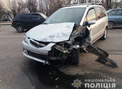 Ночью в Харькове Audi  влетел в столб: двое пострадавших (ВИДЕО)