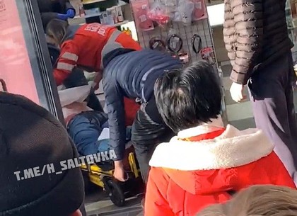 Удар ножом у супермаркета: на Одесской тяжело ранен парень (ФОТО, ВИДЕО Обновлено)