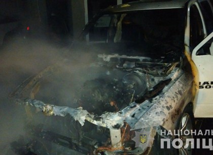 Ночной пожар: два Доджа уничтожены огнем (ФОТО)