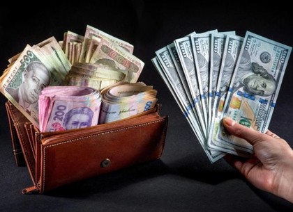 В кассах банков дефицит наличных долларов: НБУ просит покупать валюту онлайн