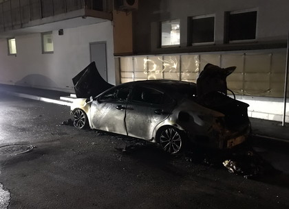 Во дворе престижной 18-ти этажки на Павловом Поле сожгли элитный Lexus (ФОТО)