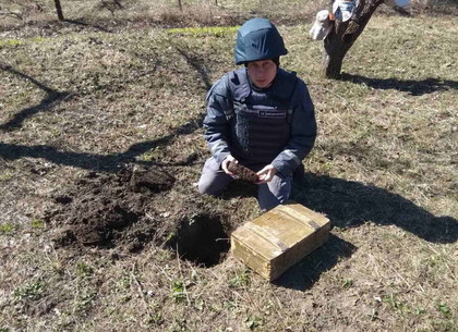 Харьковские взрывотехники продолжают собирать весенний «урожай» мин (ФОТО)