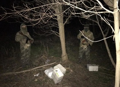 Харьковские пограничники наткнулись на ящики с дымовыми шашками (ФОТО)