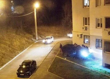 Пьяный водитель протаранил стену многоэтажки (ФОТО)