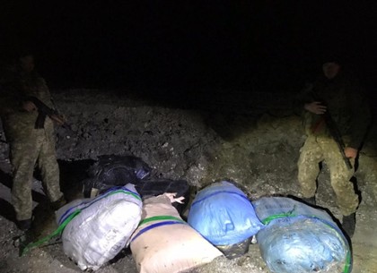 Тюки с бесхозной контрабандой нашли на границе (ФОТО)