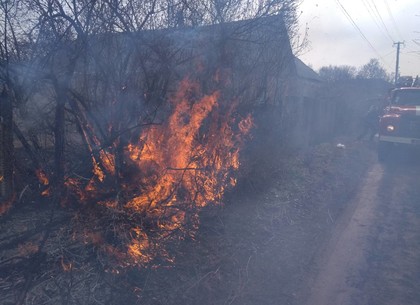 Сжигали мусор и подожгли дом в пригороде Харькова(ФОТО)