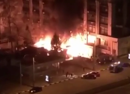 Загорелось кафе на одной из магистралей Харькова (ВИДЕО)