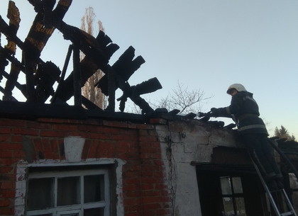 Чтобы спасти дом, спасателям пришлось пожертвовать частью крыши (ФОТО)