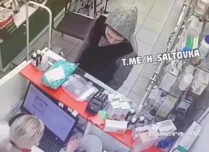 Малолетний разбойник попытался ограбить магазин на Салтовке (ВИДЕО)