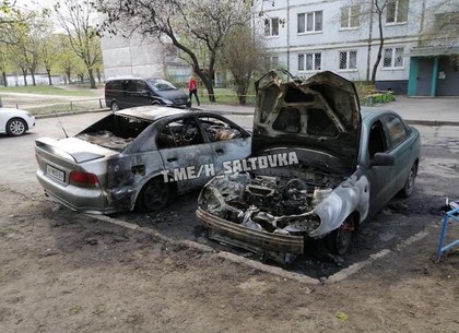 Ночью на Салтовке снова горели машины (ВИДЕО, ФОТО)
