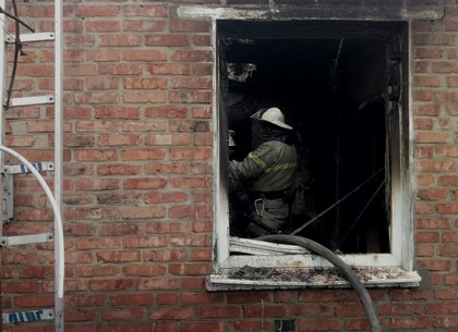 Во время тушения пожара в жилом доме пожарные спасли женщину и обнаружили погибшего мужчину (ФОТО)