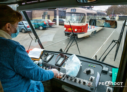 Водителям коммунального транспорта выдают бесплатные маски для пассажиров