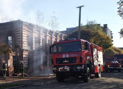 Пожарные рассказали, как тушили бывшую кондитерскую фабрику на Конторской (ВИДЕО, ФОТО)