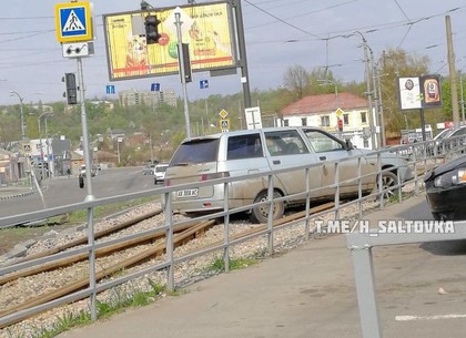 ДТП:торпедировал знак и вылетел на рельсы (ФОТО)