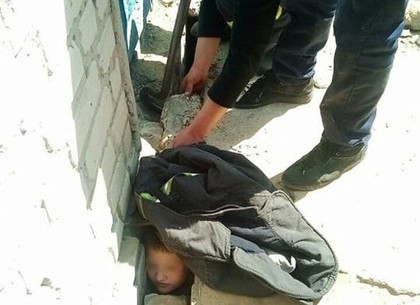 Ребенок провалился в щель между стеной и лестницей на стройке школы (ФОТО)