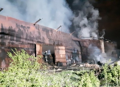 На канатном заводе горели склады с утеплителем: пожарные шесть часов боролись с огнем (ФОТО)