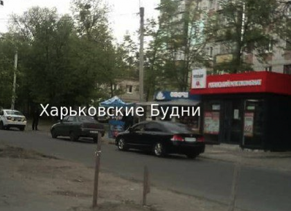 В Харькове грабитель ударил продавщицу овощного киоска ножом в живот