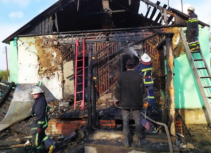 Искра в проводке сожгла дом в Южном (ФОТО)