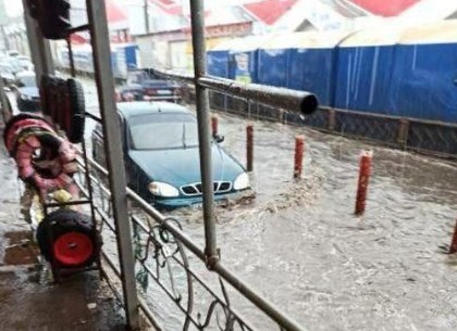 Из-за дождя часть рынка «Барабашово» оказалась затопленной (ФОТО, ВИДЕО)