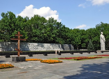 Геннадий Кернес возложением цветов к Мемориалу Славы открыл мероприятия по празднованию Дня победы