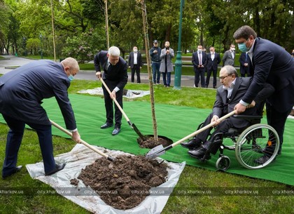 Геннадій Кернес висадив дуби у саду Шевченка (ФОТО, ОНОВЛЕНО)