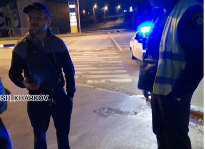 В Харькове водитель устроил гонки с копами, сбил патрульного и сбежал ( ВИДЕО)