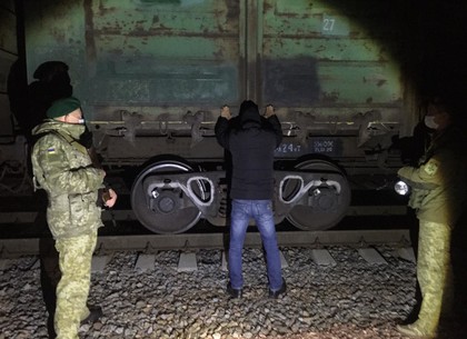 На Харьковщине схватили иностранца, который в пустом грузовом вагоне хотел выехать на Россию (ФОТО)