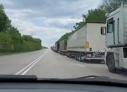На границе с РФ в Харьковской области образовалась очередь из грузовиков