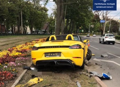 В центре Харькова Porsche вылетел с дороги и снес знак (ФОТО)