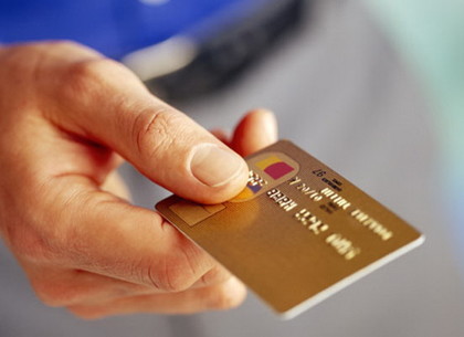 Харьковчанам разрешат обналичивать деньги  с карточек в кассах супермаркетов уже летом