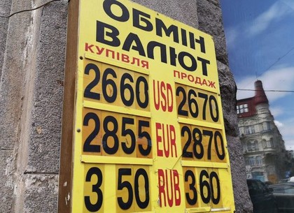 Налоги и спекулянты бережно поддерживают в Украине американскую валюту