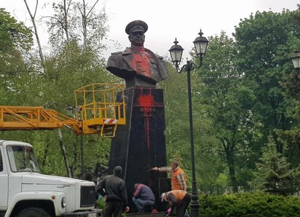 Второй день подряд: в Харькове снова облили краской памятник Жукову (ФОТО, ОБНОВЛЕНО)