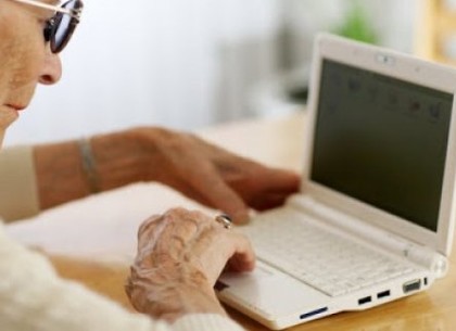 Харківських пенсіонерів навчають користуватися онлайн-послугами