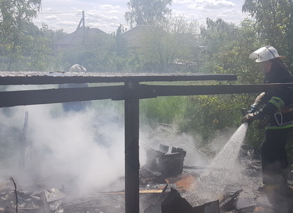 Спасатели не дали огню переброситься на жилой дом в ближнем пригороде Харькова (ФОТО)