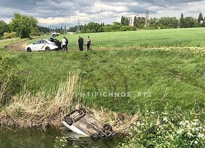 Жизнерадостный водитель опрокинул машину в реку (ФОТО, ВИДЕО)