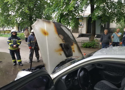 Спасатели ликвидировали пожар в автомобиле на Салтовке