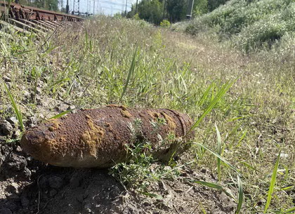 В ближних пригородах Харькова взрывотехники продолжают обезвреживать гранаты