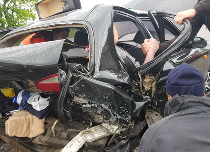 На Окружной спасатели вырезали пострадавшего из разбитого автомобиля (ФОТО)