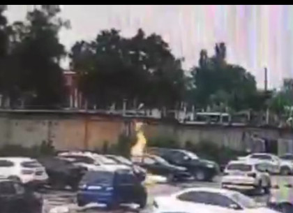 Внимание! Поджог авто на парковке: видео преступления (ВИДЕО)