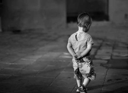 Ночью малышка одна бродила по двору: родители найдены (ФОТО, ВИДЕО)