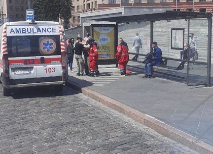 Дедушке стало плохо на остановке в центре Харькова (ФОТО)