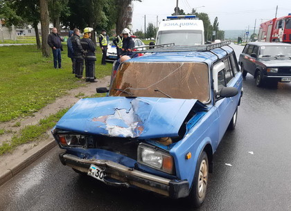 ДТП на Алексеевке: водитель стал пленником своего авто - пришлось вырезать (ФОТО)