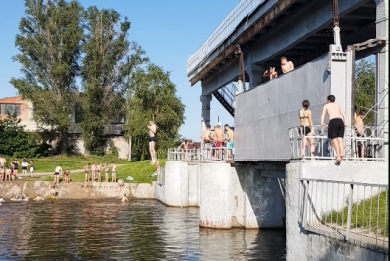 Что грозит ныряльщикам с моста в воду или купальщикам в фонтанах Харькова (ВИДЕО)