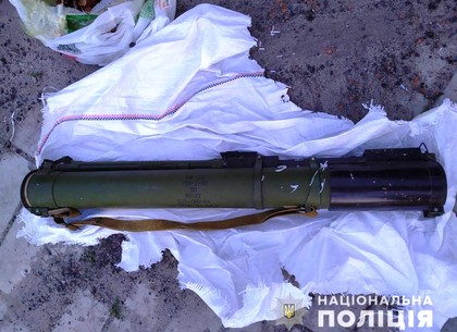 На Харьковщине полицейские задержали мужчину во время сбыта оружия и боеприпасов (ФОТО)